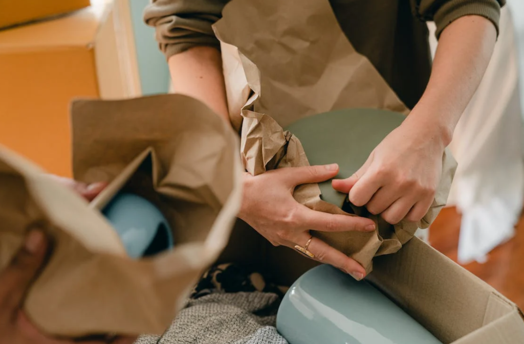 Emballage de vaisselle pour un déménagement