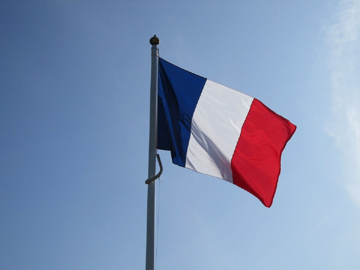 drapeau levé de la France