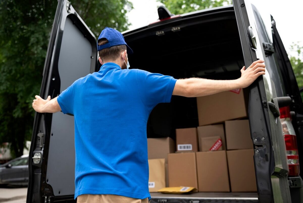 déménageur ferme les portes d'un camion