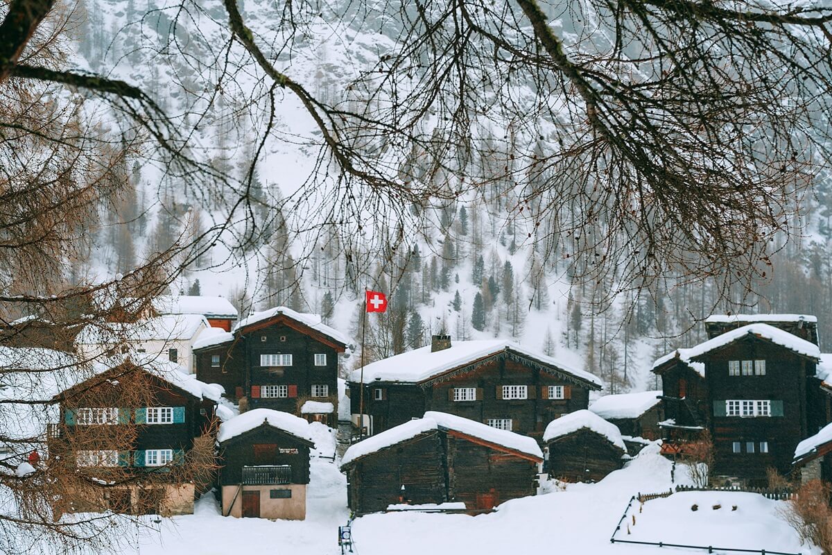 chalets sous la neige