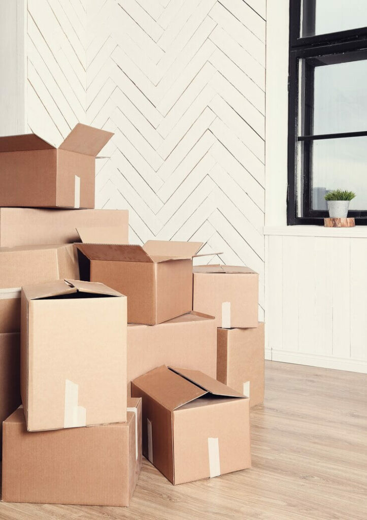 cartons de déménagement empilés