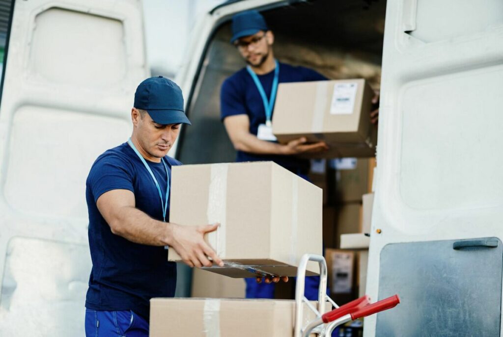 déménageurs qui déchargent un camion