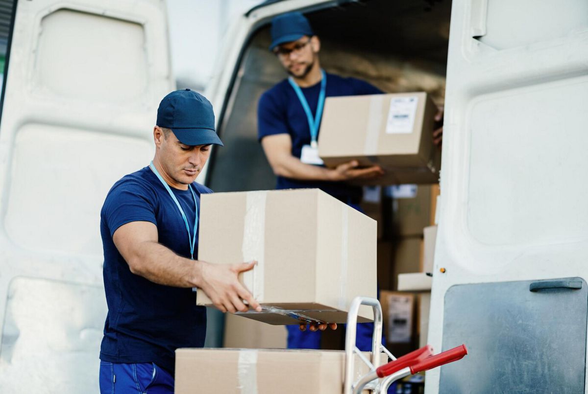 déménageurs qui déchargent un camion