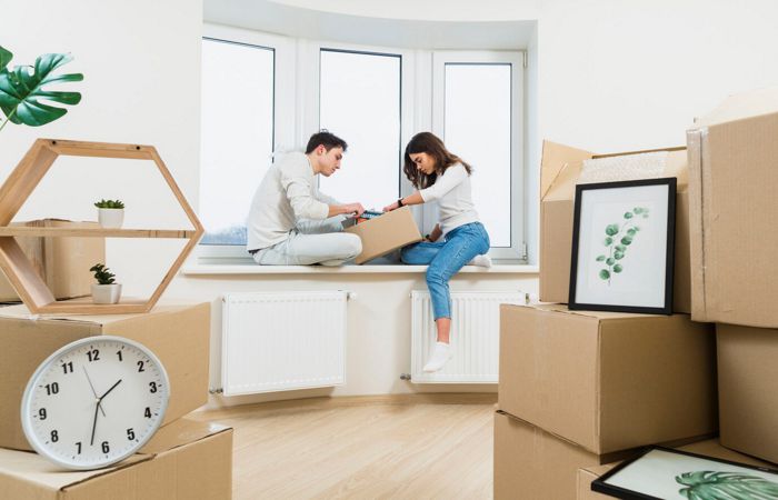 couple emménageant dans un appartement
