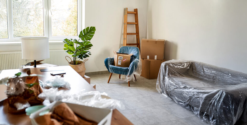 appartement avec meubles emballés et cartons