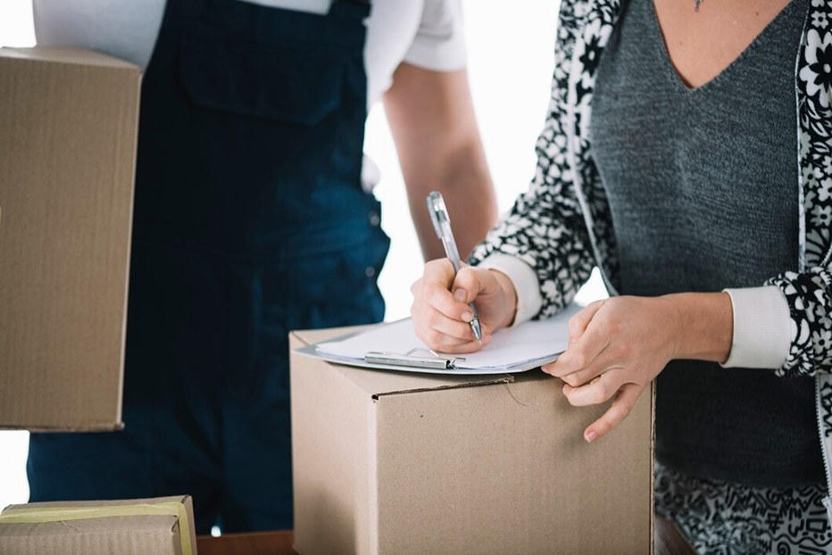 signature de document sur cartons