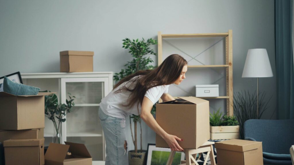femme portant ses cartons de déménagement