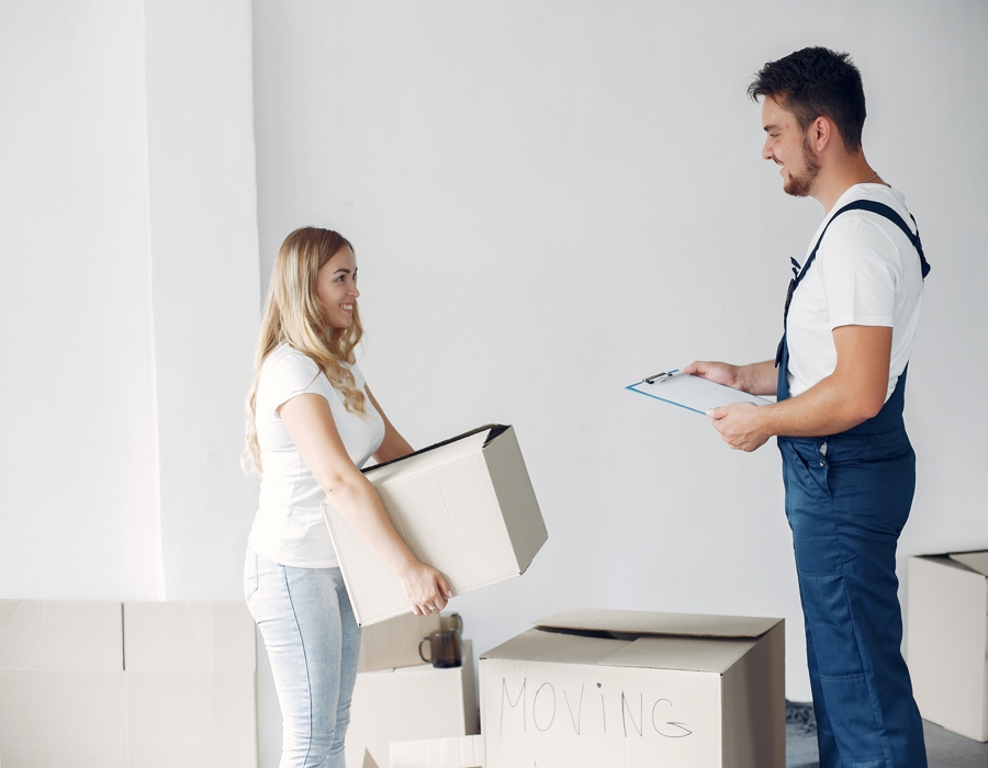 cliente discutant avec un déménageur